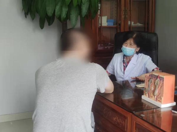 专家颜兰香教授(中南大学湘雅二医院皮肤科教授)也拿门诊中的日常检查