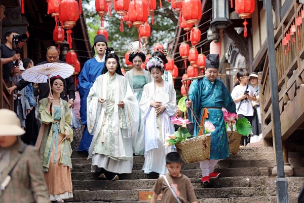 游人如织！五凤溪景区清明节假期“不负春光”