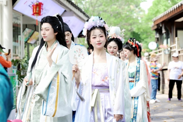 游人如织！五凤溪景区清明节假期“不负春光”