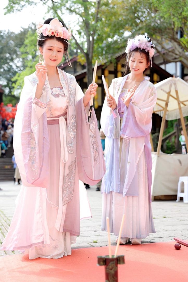 游人如织！五凤溪景区清明节假期“不负春光”