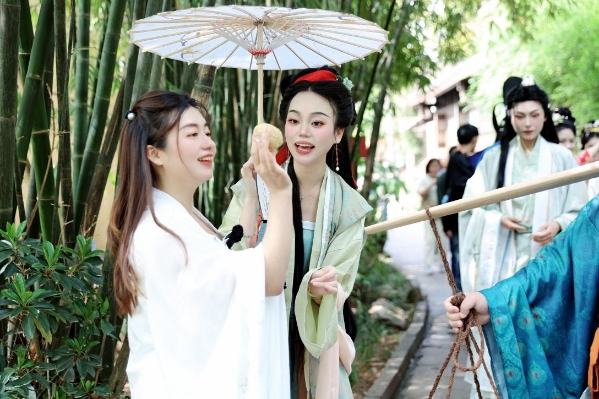 游人如织！五凤溪景区清明节假期“不负春光”