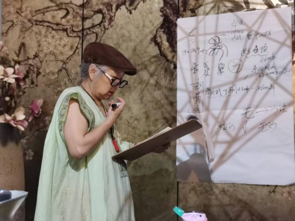 渔人向水去，书声逐潮生